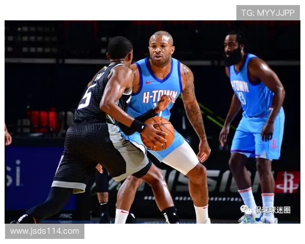 火箭队与雷霆队激战正酣微直播全程带你感受比赛精彩瞬间