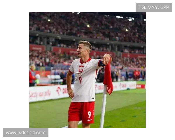 莱万状态火热欧冠赛场10场12球领跑射手榜金靴在望